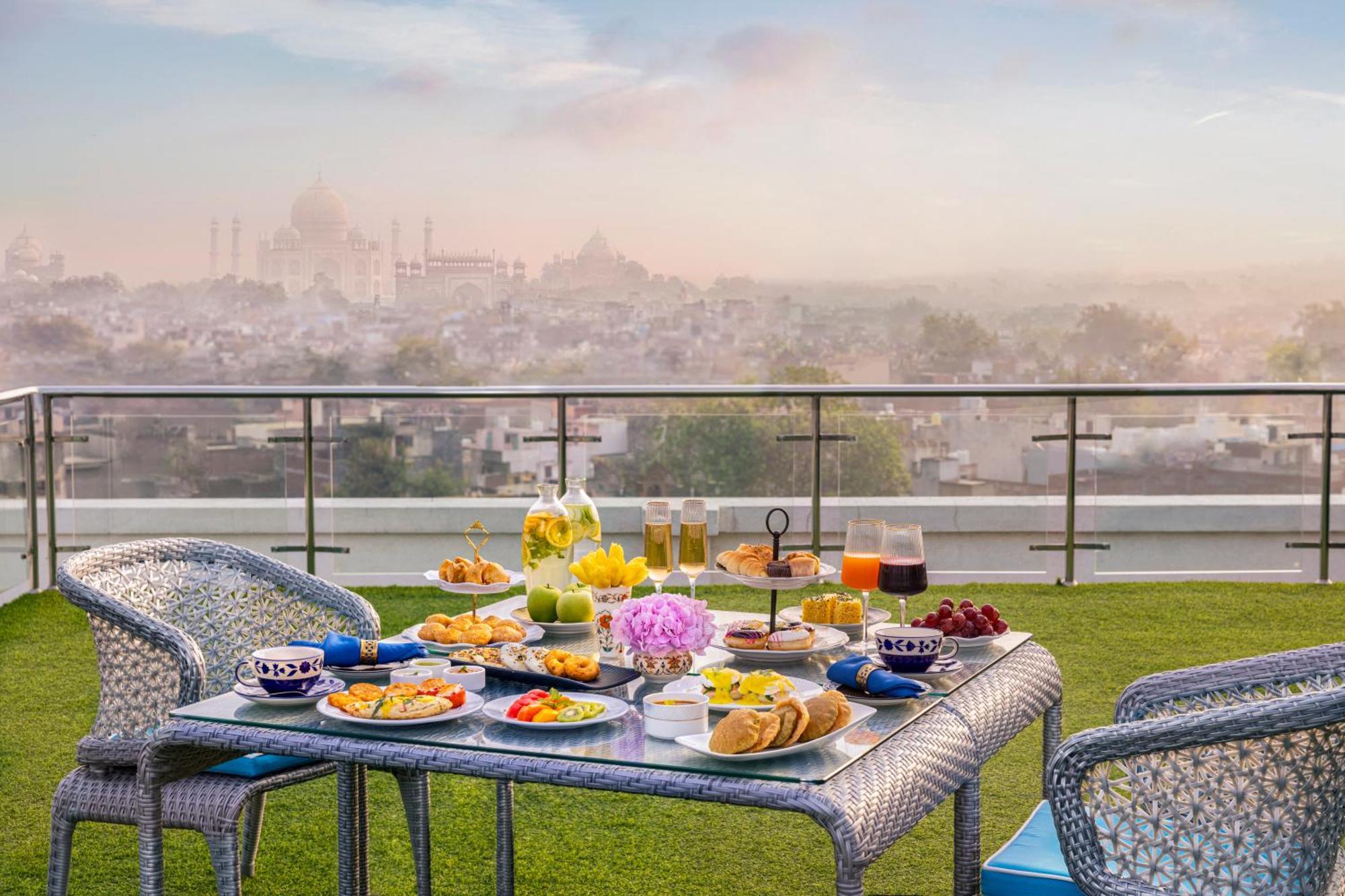 Отель Tajview, Agra-Ihcl Seleqtions Агра Экстерьер фото Rooftop at Taj Bengal