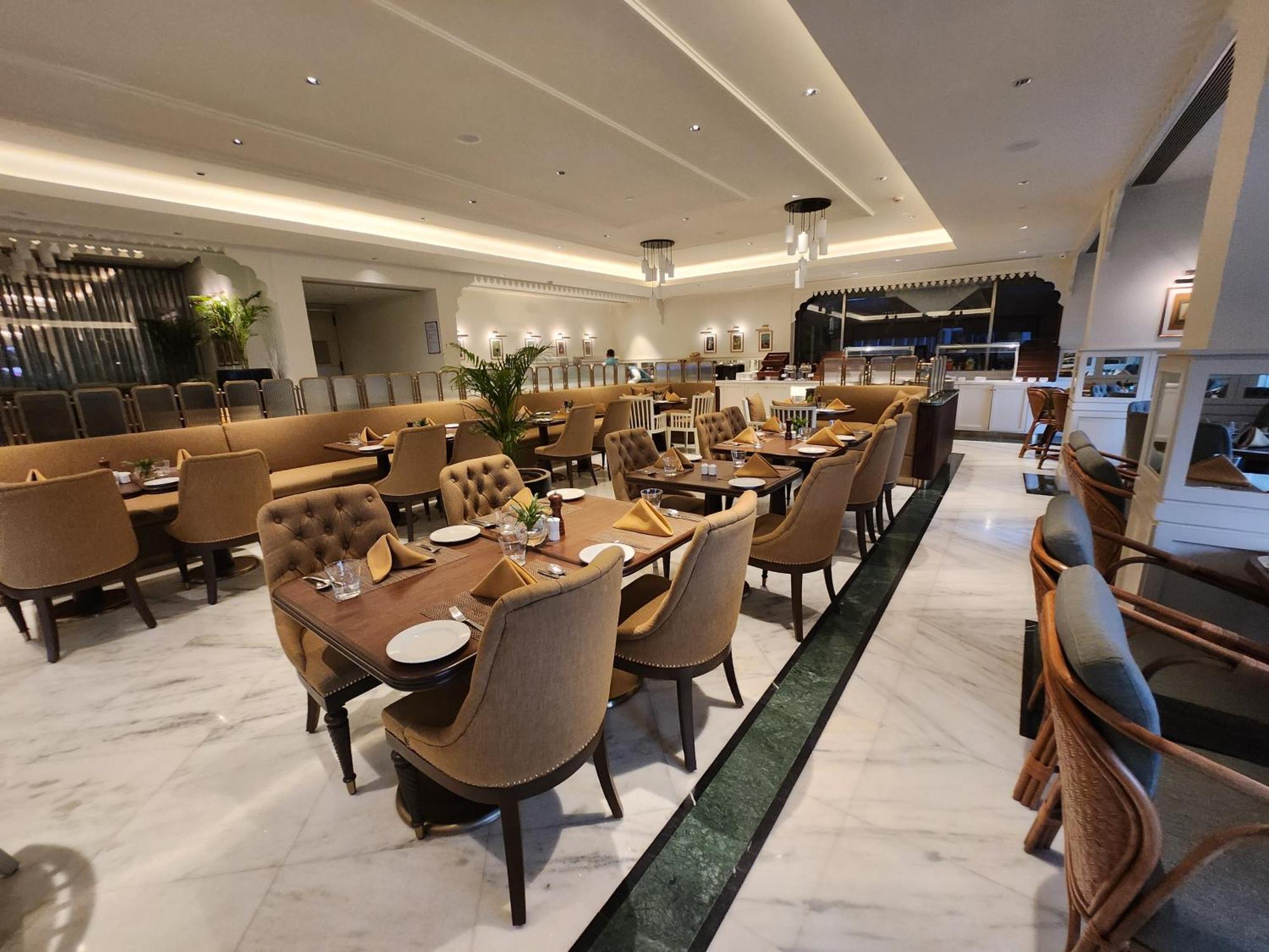 Отель Tajview, Agra-Ihcl Seleqtions Агра Экстерьер фото The interior of the restaurant